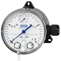 Differential pressure gauge with micro switches
