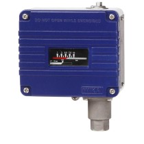 Pressure switch, high adjustability of switch differential